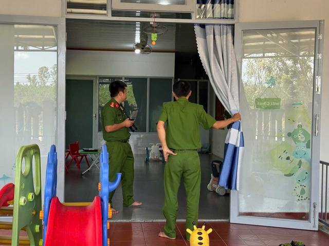 Trưa 12-4, công an tiếp tục có mặt tại cơ sở nhóm trẻ tư thục Con Cưng của bà U.L để điều tra sự việc