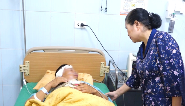 Bà Giàng Páo Mỷ, Bí thư Tỉnh ủy, Chủ tịch HĐND, Trưởng Đoàn Đại biểu Quốc hội tỉnh Lai Châu, thăm hỏi các nạn nhân. Ảnh: Báo Lai Châu