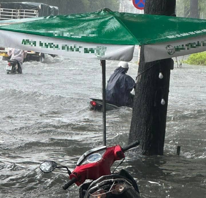 Nước ngập chìm cả xe máy