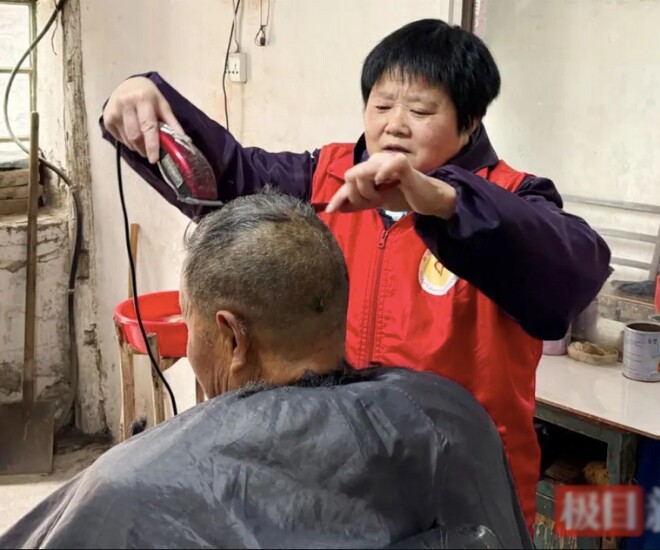 Bà Gong Zhengying đang thể hiện tay nghề của mình. 