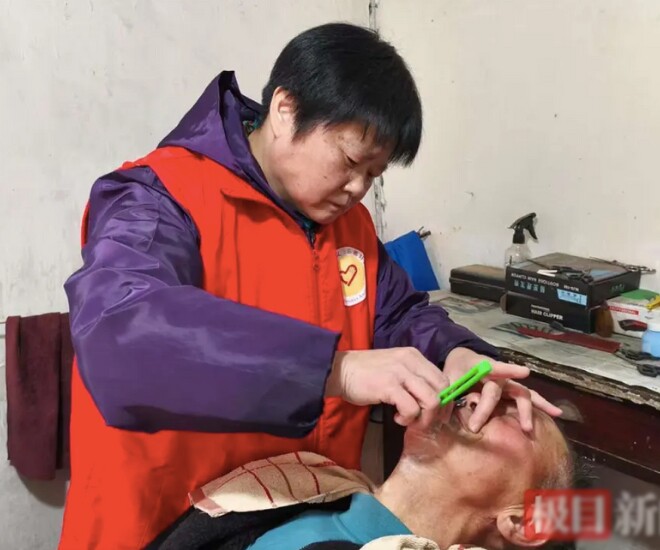 Khách hàng của bà đa phần đều là những người quen hàng chục năm qua. 
