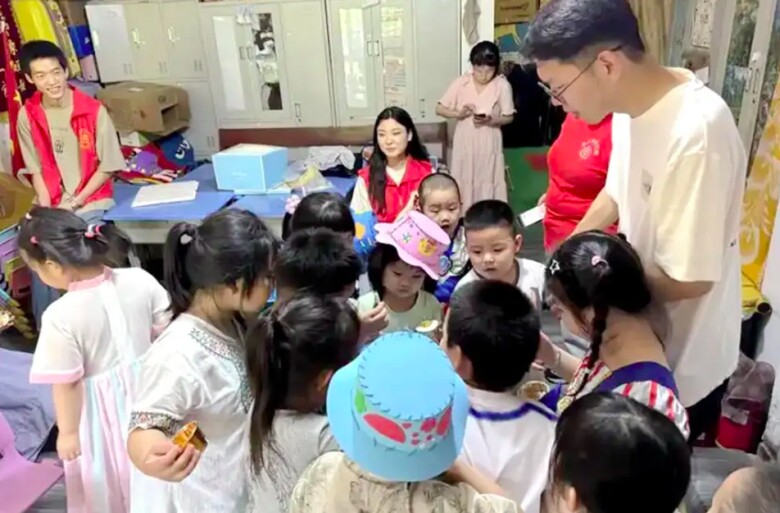 Giờ đây, trung tâm “Bông hoa Tình yêu” có hàng trăm tình nguyện viên.