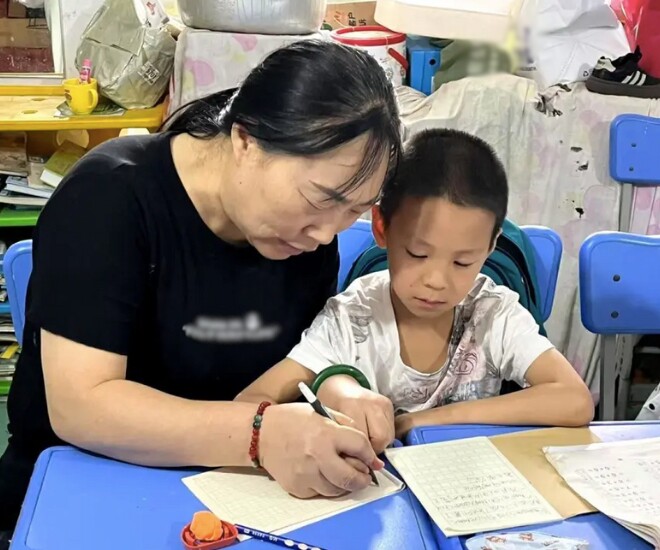 Với cô Xiang Xuqian, những đứa trẻ ở trung tâm này đều như con ruột của mình. 