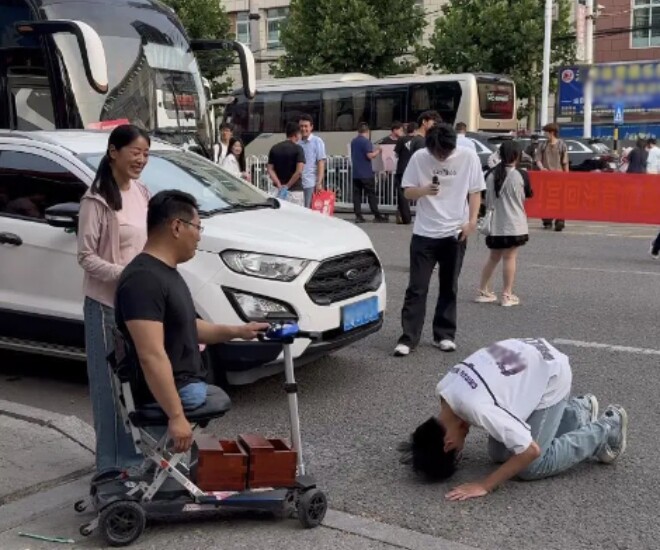 Khoảnh khắc xúc động bên ngoài điểm thi Trường Trung học số 20 Lâm Nghi.