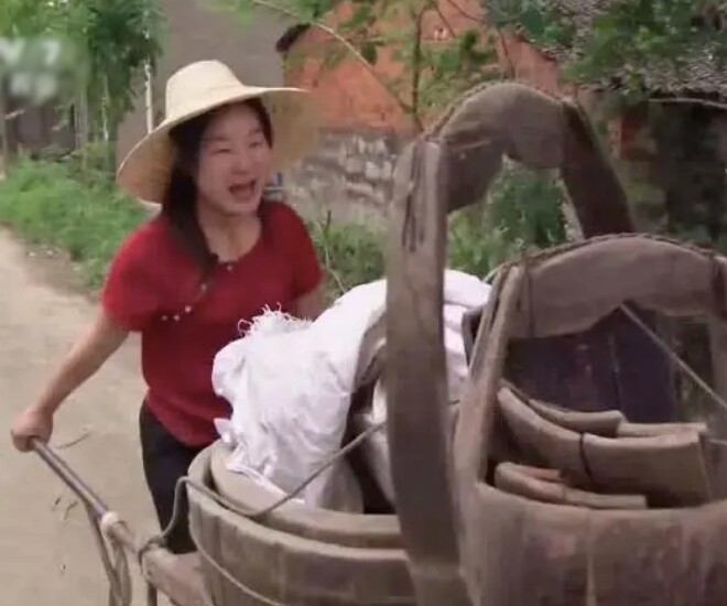 Không ai có thể ngờ, cô gái nhặt rác năm nào lại có thể viết nên một truyền kỳ cuộc đời đầy sóng gió và vĩ đại. 