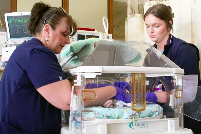 Hai mẹ con Stacey và Hannah Giese khi là y tá tại NICU của Bệnh viện Nhi đồng HSHS St. Vincent ở Green Bay, Wis. (Ảnh: Bệnh viện Nhi đồng HSHS St. Vincent)