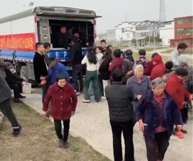 Cặp vợ chồng đã tặng trứng gà đỏ cho bà con làng xóm để lan tỏa niềm hạnh phúc khi gia đình đón thêm thành viên.