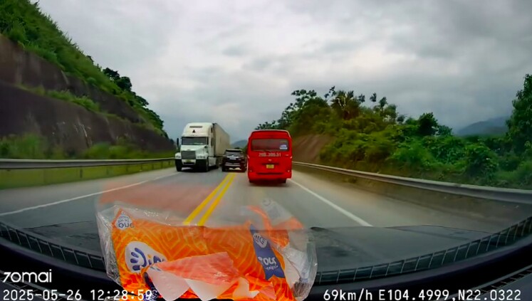 Nữ tài xế điều khiển ô tô vượt ẩu, lách vào giữa 2 xe khác. Ảnh chụp màn hình