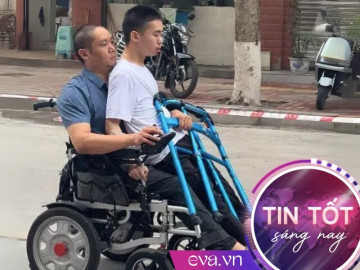 Cha ngồi xe lăn đưa con bị teo não đi thi đại học khiến nhiều người xúc động: Lấy cha làm thuyền, lấy bút làm mái chèo