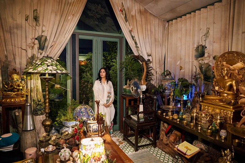 Ngôi nhà của Diva Thanh Lam mang đậm dấu ấn Á Đông và tinh thần tâm linh, với sắc vàng ấm áp bao trùm khắp căn nhà. Các vật dụng nội thất và bài trí đều thể hiện rõ cá tính nghệ sĩ và chiều sâu nội tâm của cô.