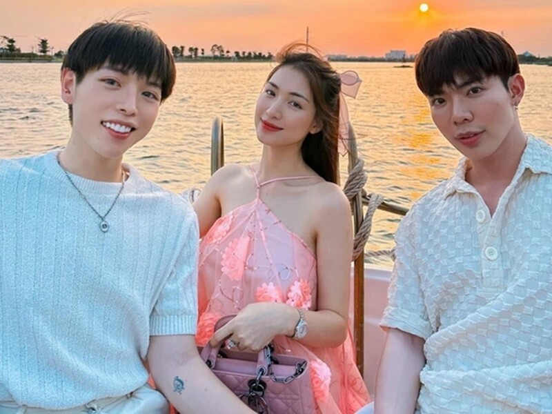 Hòa Minzy, Đức Phúc, Erik là bộ ba vô cùng thân thiết trong showbiz. 3 ca sĩ được gọi là "Gia đình Hoa dâm bụt", coi nhau như anh chị em ruột trong nhà.