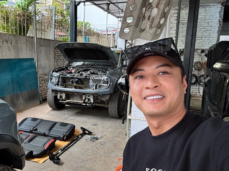 Không còn xuất hiện trên phim truyền hình như trước, Hồng Đăng hiện tại chọn cuộc sống bình yên, làm việc trong lĩnh vực ô tô. Anh thường xuyên có những hành trình trải nghiệm cùng gia đình. 