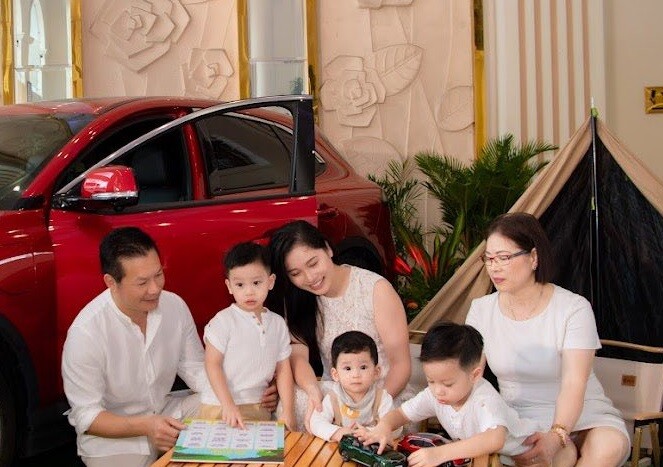 Ngoài ra mẹ vợ của Shark Hưng cũng đi cùng con cháu.