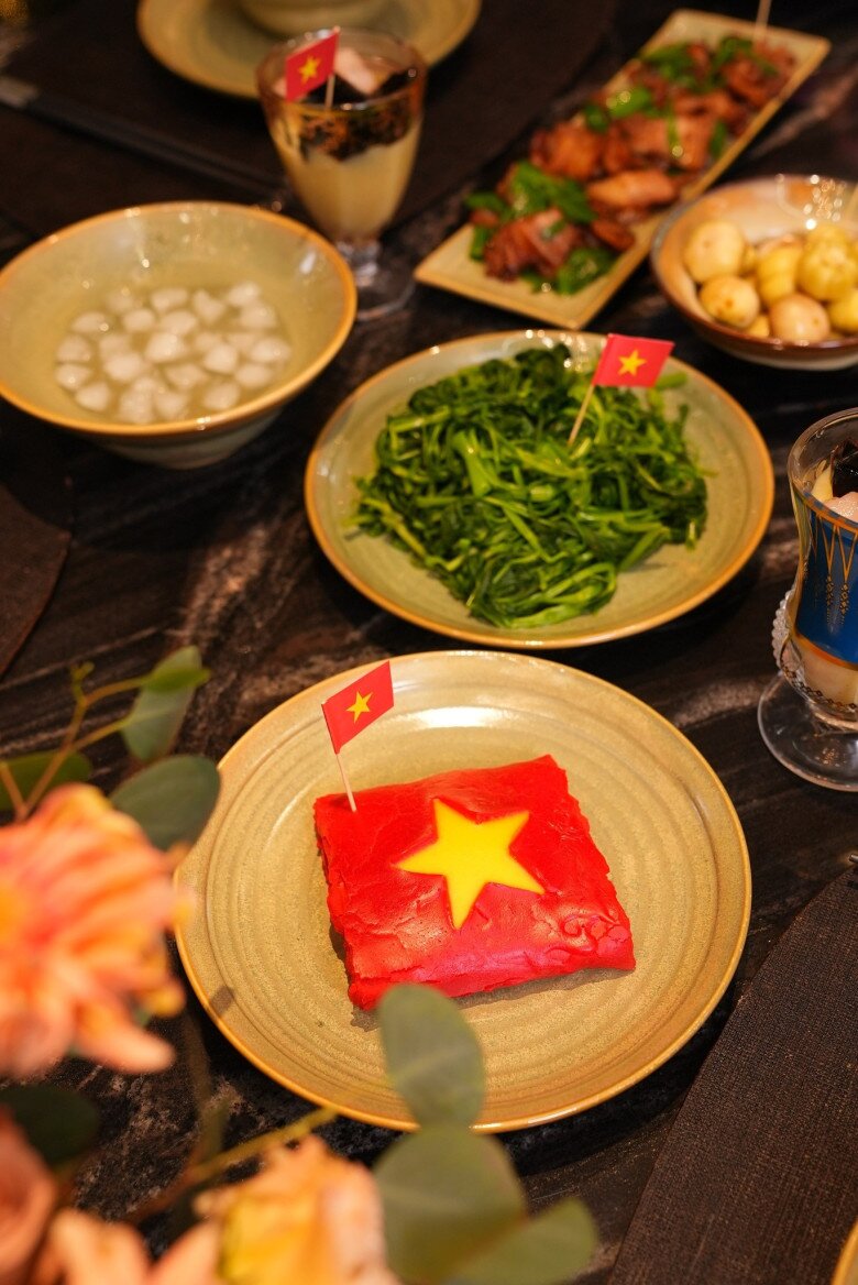 Mâm cơm ăn lễ nhà nàng Á hậu cách đây ít hôm. Tuy được bài trí trên bàn tiệc sang trọng nhưng là những món rất đỗi mộc mạc.