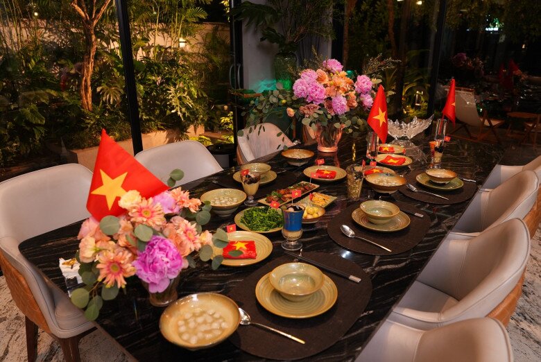 Á hậu Việt giàu có cho cả nhà ăn cơm dưới đèn dầu toàn món dân dã, mẹ ruột thốt lên một câu - 5