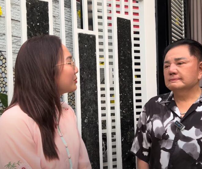 Nghệ sĩ Châu Thanh đón tiếp khách vào cơ ngơi của vợ chồng ông. Bức tường ốp đá và gạch mosaic tạo điểm nhấn hiện đại cho mặt tiền. 