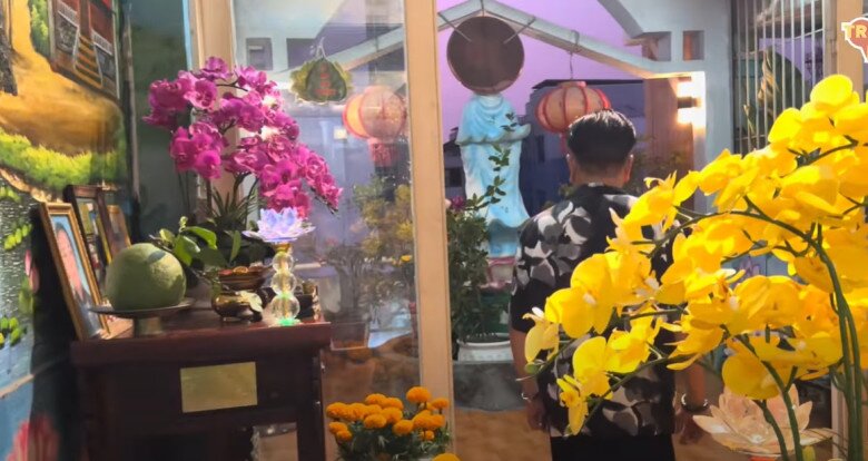 Nghệ sĩ Châu Thanh hào hứng dẫn Youtuber lên tầng trên, nơi đây ngập sắc hoa lan vàng và tím rực rỡ. Phía ngoài là tượng Quan Âm lớn, được che mái và trang trí đèn lồng đỏ. Đây là nơi nghệ sĩ thường ngồi để tịnh tâm.
