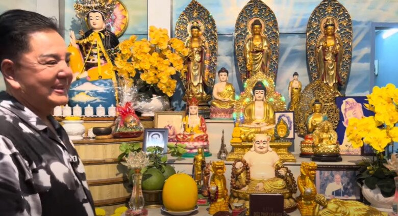 Không gian thờ chính bày biện nhiều tượng Phật. Từng bức tượng được đặt có chủ đích, mang tính tôn nghiêm và gợi sự thanh tịnh. 