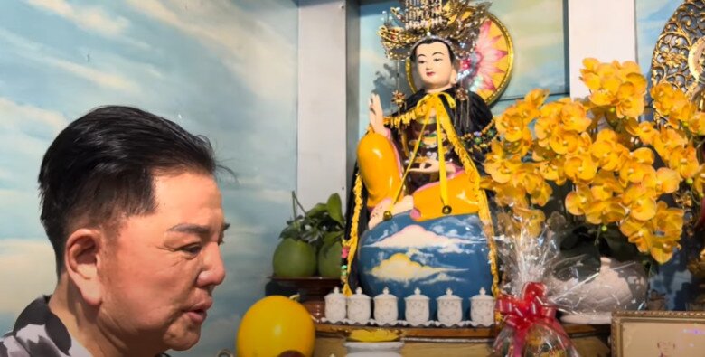 Nam nghệ sĩ cho biết ông đi biểu diễn ở các chùa và được tặng nhiều tượng Phật. Các vật phẩm cúng như trái cây, hoa tươi và đèn đều được chọn lọc kỹ. Không gian vừa trang nghiêm vừa ấm cúng.
