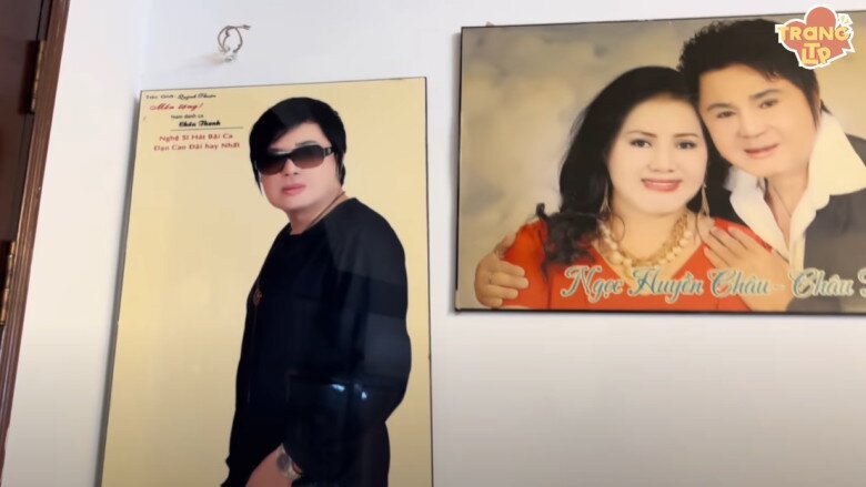 Tường treo nhiều ảnh nghệ sĩ và người thân, tạo thành bức tường kỷ niệm. Mỗi bức ảnh lưu giữ một chặng đường nghệ thuật của Châu Thanh. 