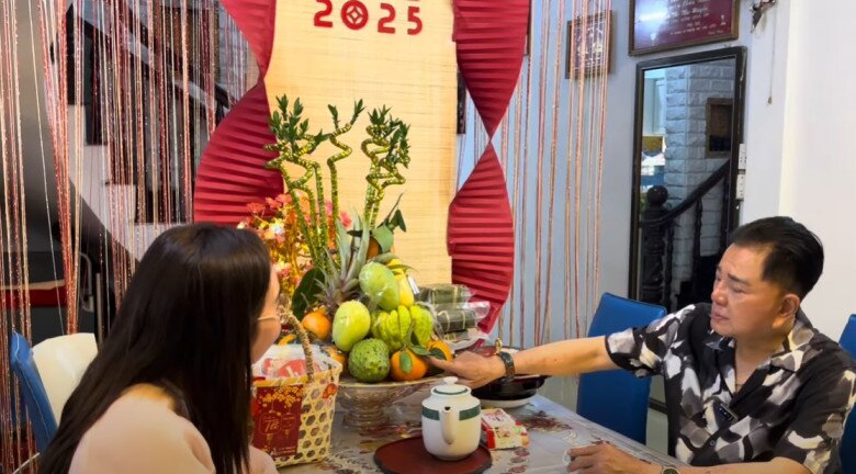 Trên bàn ăn được bày mâm ngũ quả đầy đặn cùng bánh, trà. Nghệ sĩ tiếp khách bằng tấm lòng hiếu khách, trò chuyện thân mật. Không gian này là nơi sum họp vào dịp lễ.