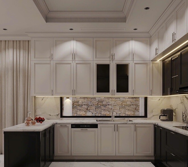 Bếp chữ U rộng rãi với mặt đá vân mây, tủ trên cao sát trần giúp tối ưu lưu trữ. Cửa sổ ngang dài tạo sự thông thoáng và kết nối với thiên nhiên bên ngoài.