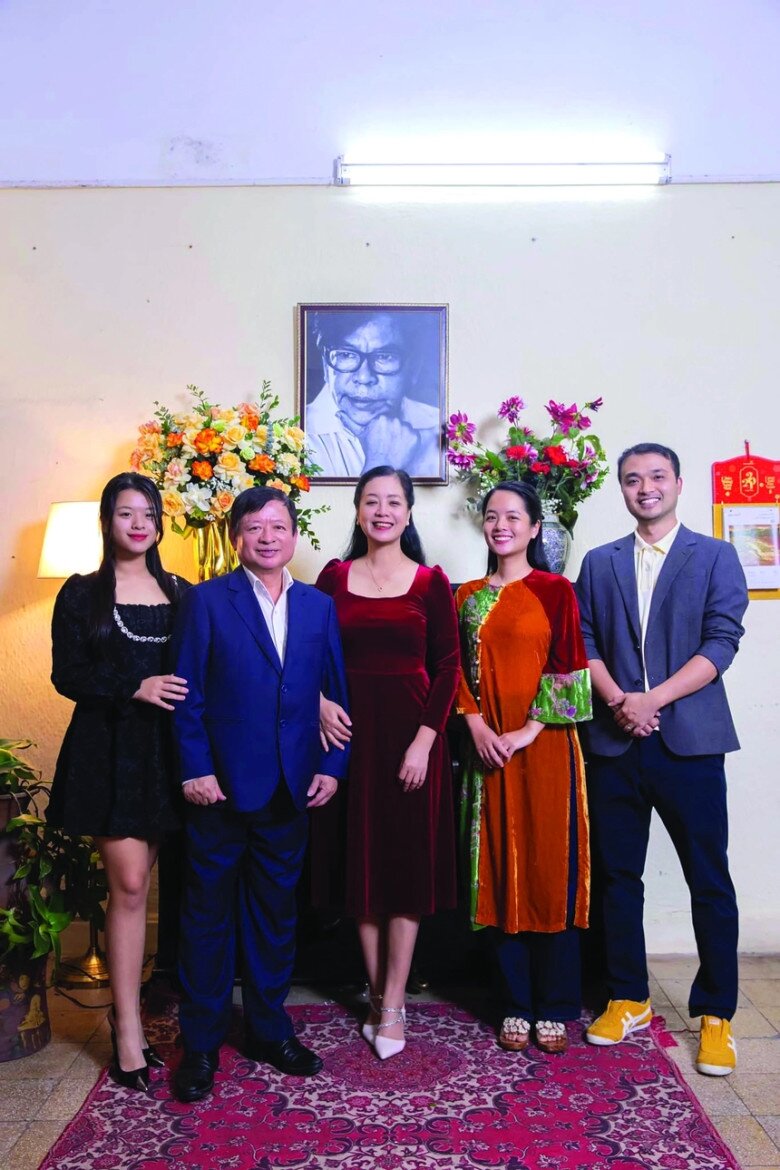 Các con cháu bên bức hình của cố nhạc sĩ.