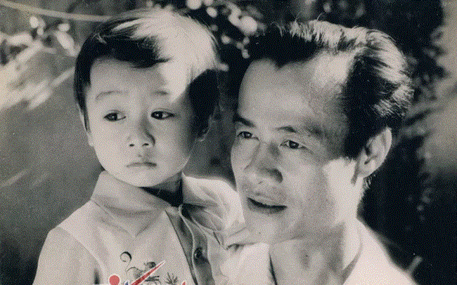 Giáo sư - NGND Vũ Hướng bên con trai lúc Anh Tuấn còn nhỏ.