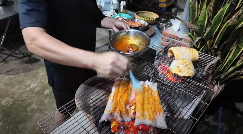 Nam diễn viên quét sốt lên miếng cá chình đang nướng. Đây là món ăn mà mẹ của Trung Dũng rất thích nên anh đặc biệt làm cho mẹ ăn. Màu sắc bắt mắt và mùi thơm nức mũi khiến đầu bếp cũng phải xuýt xoa.