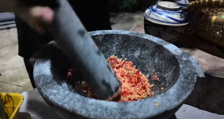Bên cạnh đó, diễn viên Tiếng sét trong mưa cũng tự tay làm nước chấm. Anh giã hỗn hợp gồm muối, đường, ớt và thêm chanh, tạo vị cay nồng, hấp dẫn.