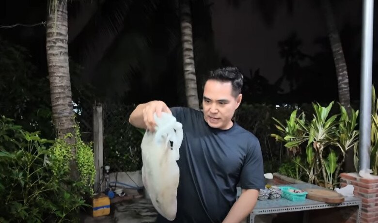 Nam diễn viên khoe con mực câu “khủng” anh đặt mua từ Bình Thuận, nặng gần 2kg, còn sống khi nhận hàng. Anh kể: “Người ta còn phải thắt râu lại vì nó quá dài”. 