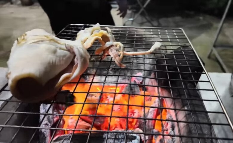 Khô mực được đặt lên bếp than hồng nướng trực tiếp, giữ độ ngọt và dai đặc trưng.