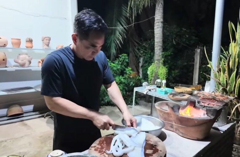 Trung Dũng sơ chế và cắt mực trước khi đưa lên bếp nướng. Mực một nắng được anh đánh giá: To, dày, khi ăn mềm và rất ngọt.
