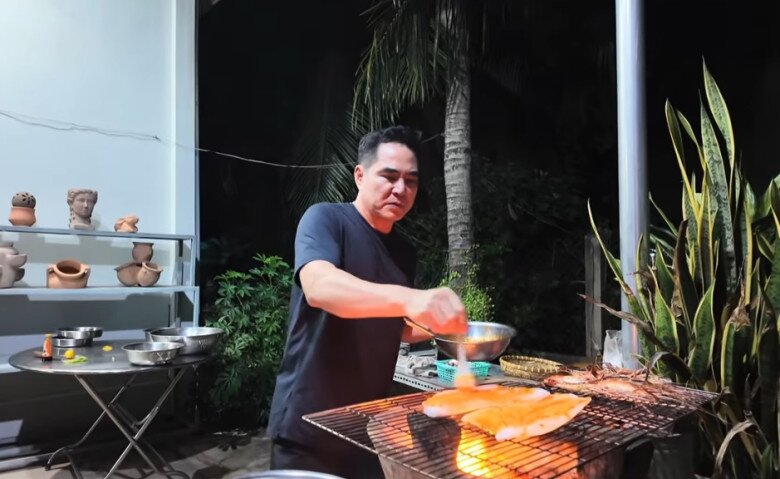 Với mực một nắng, anh phết thêm một ít gia vị cho đẹp và thổ lộ: Thực ra Dũng thích nướng nguyên xi, nướng mọi, rất là ngon.