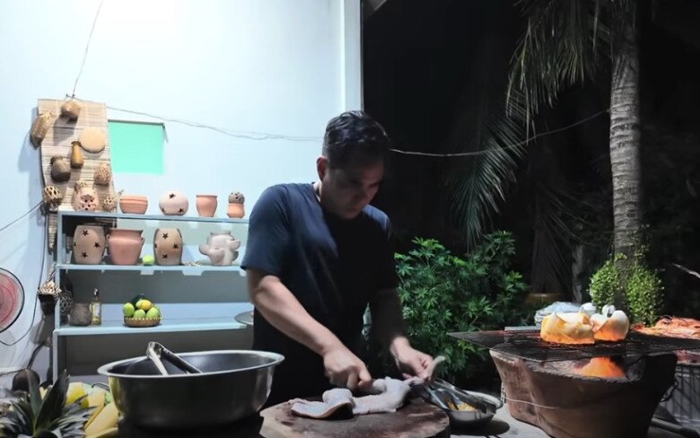 Trung Dũng tập trung lóc xương cá chình, chuẩn bị cho món cá nướng BBQ. Anh nhấn mạnh: “Cá này dinh dưỡng cao và giá cả cũng rất đắt.