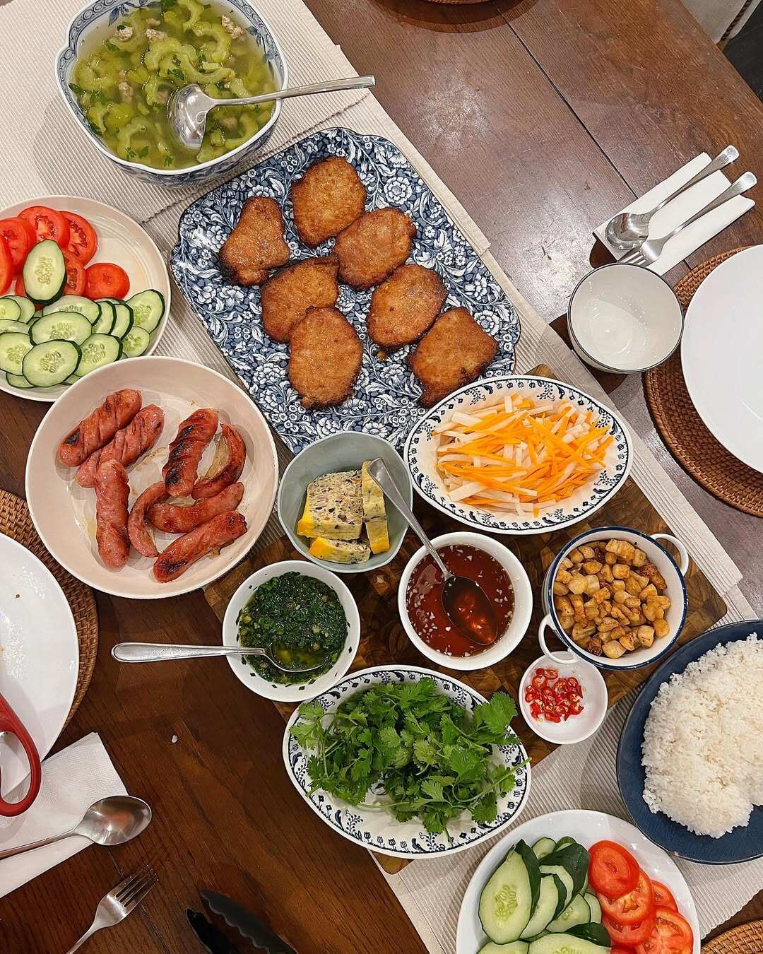 Một bữa cơm tấm tại nhà được Hà Tăng chụp vội. Nhìn nguyên liệu được bày ra mà nhiều người bày tỏ rằng phục cô sát đất vì độ đảm đang.