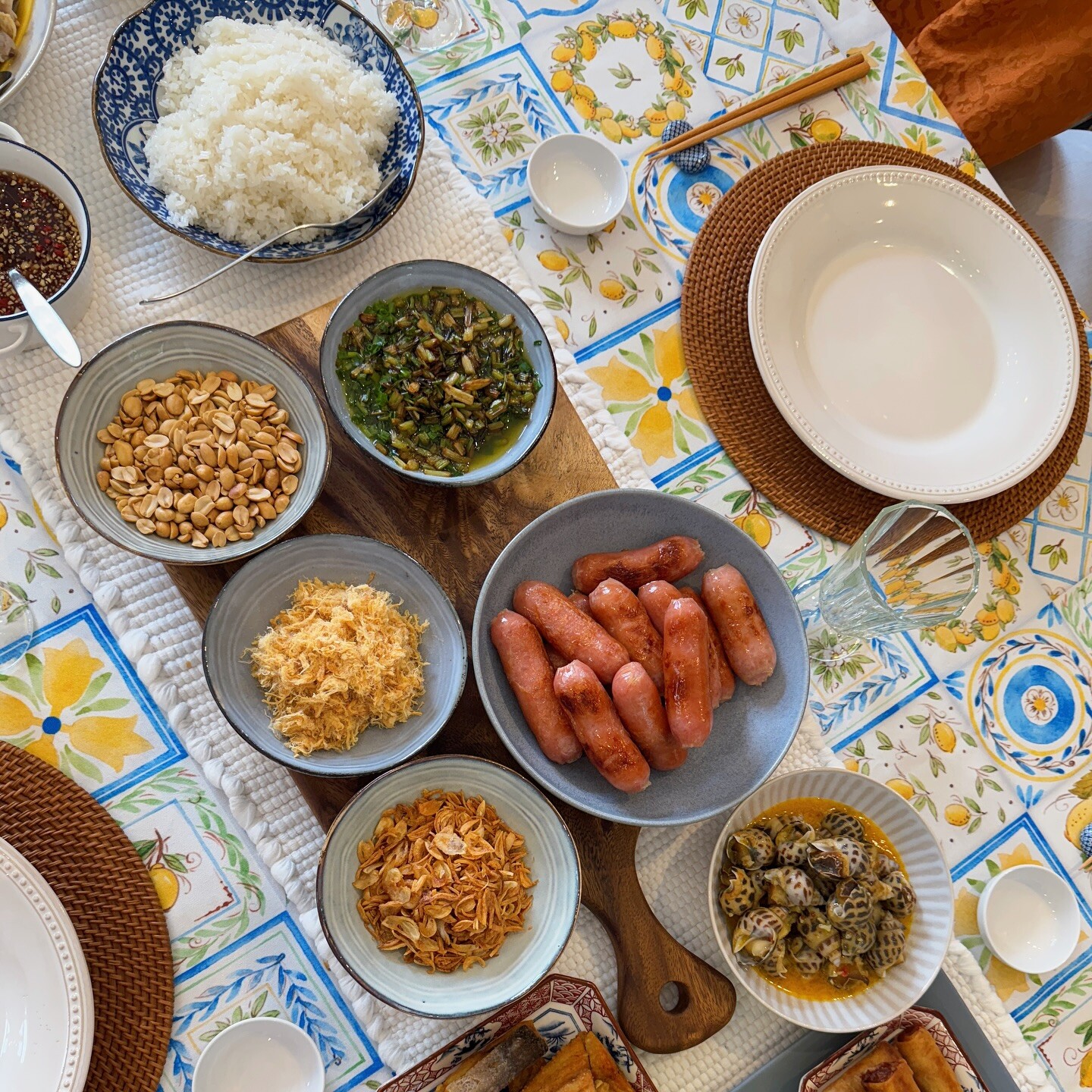 Nàng dâu hào môn thường xuyên làm món Việt tại nhà và bày biện như kiểu buffet. Có hôm cô chia sẻ vì ngán thịt nên mình ngâm nếp hấp xôi, xoài năm nay nhiều trái nên làm thêm món gỏi xoài ốc hương.