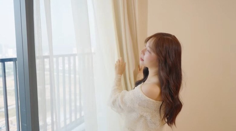 Bà mẹ 2 con chọn sự khác biệt từ những chi tiết nhỏ nhất như rèm cửa, cô muốn vibe phòng khách phải thật sự organic và mong muốn làm rèm linen muối tiêu.