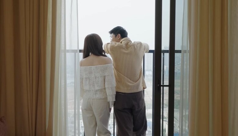 “Cái rèm là một chi tiết rất nhỏ thôi nhưng nếu đẹp nó sẽ làm tổng quan khu vực này được đẹp hơn và họ sẽ đánh giá là chủ nhà rất có gu, chi tiết trong từng thứ một”, cô nói.
