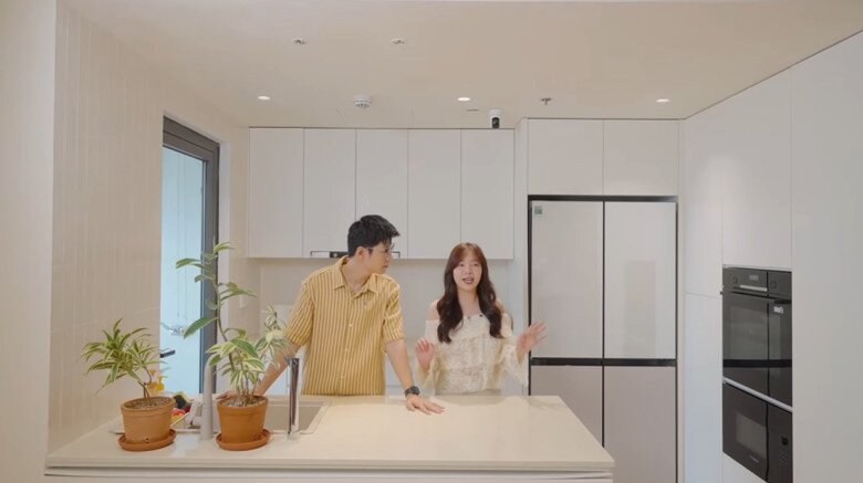 Căn bếp được cặp đôi coi là trái tim của ngôi nhà. Cả hai đã tranh luận và hỏi ý kiến của nhiều người để đập bức tường đi và tạo thành khu vực đảo bếp. Từ căn bếp này có view nhìn ra được hồ Tây.