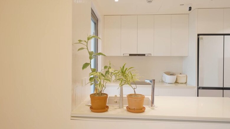 Cả hai phải chấp nhận đập đi thì không có bức tường treo tivi nhưng khẳng định quyết định này “thắng đời” vì làm phòng khách rộng, thoáng hơn và kết nối được không gian nhiều hơn.