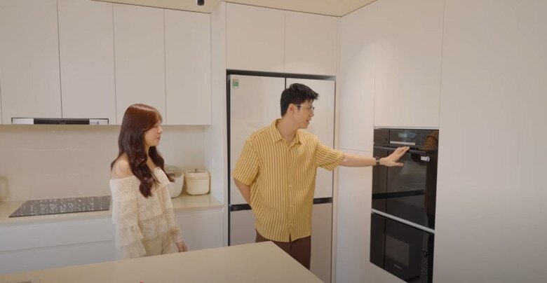 Cặp đôi đầu tư nhiều thiết bị hiện đại, tiên tiến cho nhà bếp nhưng cũng không quá khó dùng để khi các bà lên hay những người giúp việc có thể sử dụng.