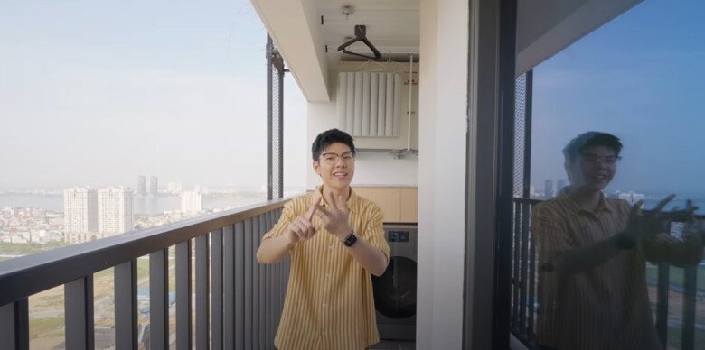 Ban công của “Gia đình truyền hình” vừa là góc để chill, vừa để thu ánh nắng, thu gió và như một cái nhà kho. Cả hai làm tới 3 hệ tủ để nhà gọn gàng hơn và che hệ thống dây dợ, đường nước phía sau.