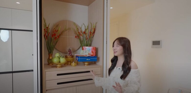 Đằng sau cánh cửa này chính là bàn thờ. Đây là ý tưởng mà Hương Giang thấy tâm đắc nhất cho ngôi nhà, đáp ứng đủ tiêu chí có một bàn thờ đứng nghiêm trang, vừa có cánh cửa đóng khi cần không gian kín đáo.