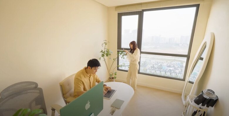Phòng làm việc kiêm studio thu nhỏ, đầy ánh sáng mặt trời là nơi cả hai quay chụp. Mạnh Cường thích làm việc một mình ở đây và cảm thấy được “chữa lành”.