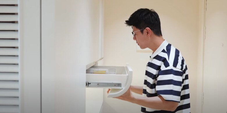 Mạnh Cường còn rất thích 2 cái ngăn mà anh gọi là “tiệm tạp hóa”, có chia những ngăn nhỏ bên trong để chìa khóa, pin, tô vít, khẩu trang, băng dính…