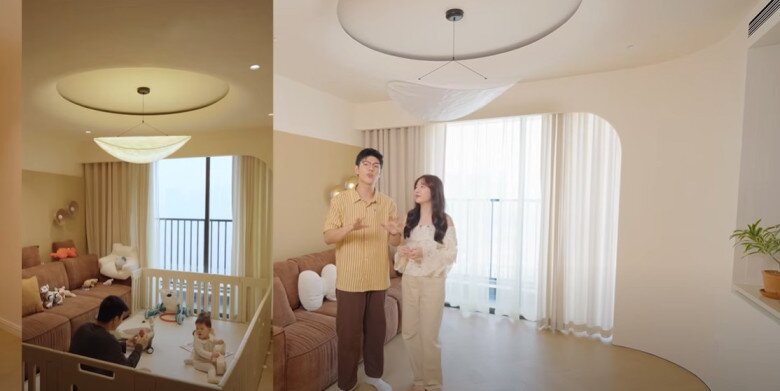 Khu vực phòng khách đang gọn gàng, sạch sẽ nhưng cặp đôi thú nhận sau sẽ không được như vậy vì có 2 em bé sinh đôi nên họ sẽ làm quây cũi và đệm ở đây.