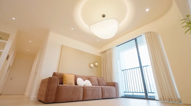 Trước kia đây chỉ là bức tường trắng nhưng Hương Giang muốn tường không đơn điệu mà có layer mảng màu với những tông ombre từ nhạt đến đậm. Phải test đến 3-4 lần vách thạch cao mới ra được đúng màu cô ưng ý. Đồng thời cả hai cho thêm 2 chiếc đèn thành điểm nhấn.