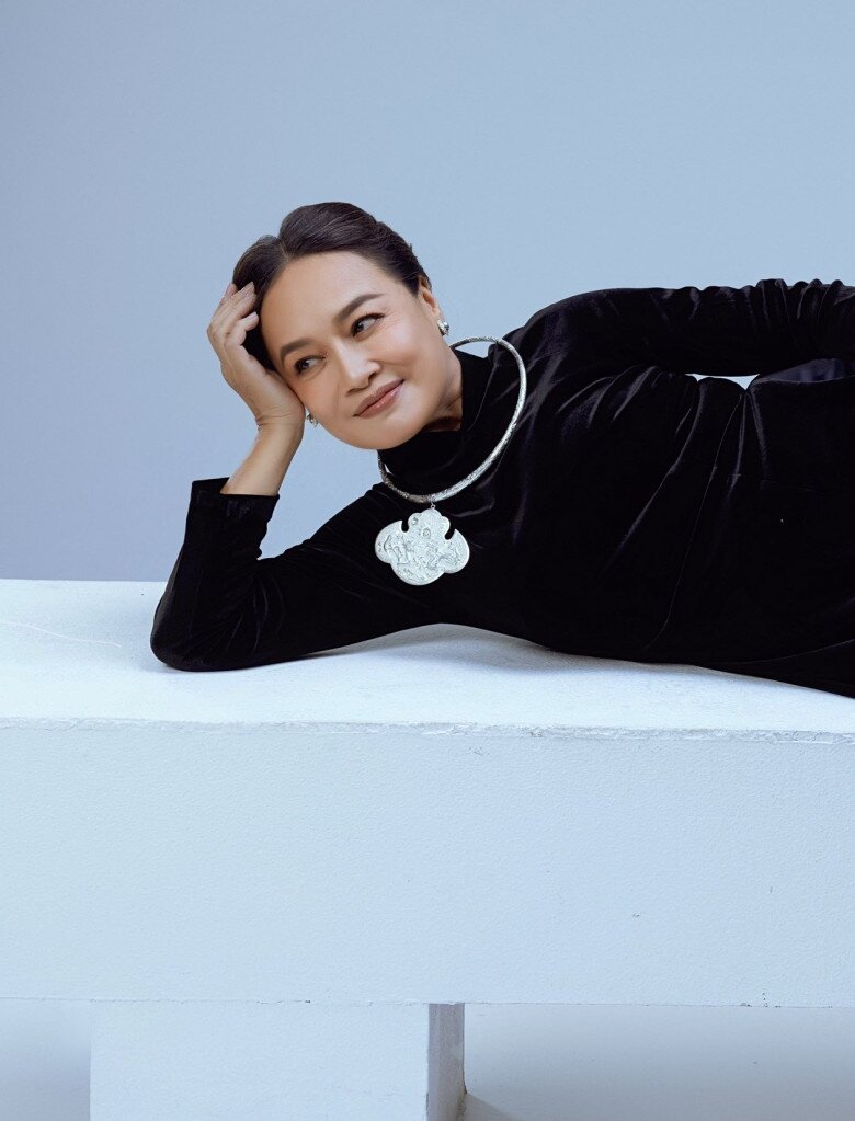 Ông xã được nhận xét rất khó tính, nghiêm khắc nhưng trong mắt Tú Oanh ở nhà thì anh lại dễ tính.