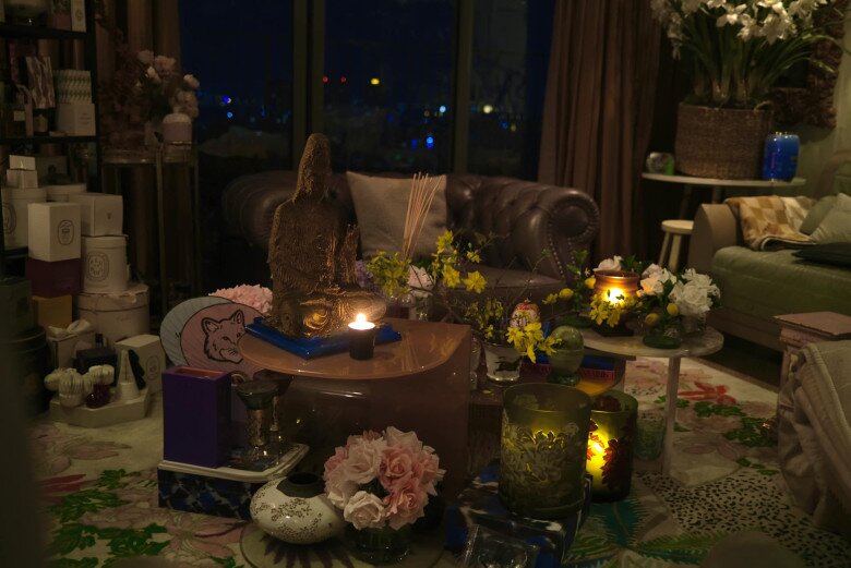 Ánh sáng vàng nhẹ ấm áp lan tỏa khắp phòng, phản chiếu lên tường, tranh và đồ decor tạo cảm giác như một gallery cổ tích sống động.